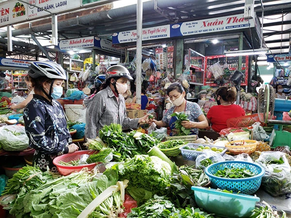 Qua theo dõi, Sở Công Thương Đà Nẵng nhận thấy việc chấp hành đeo khẩu trang tại các trung tâm thương mại, siêu thị, chợ, cửa hàng tiện lợi trên địa bàn đã có chuyển biến đáng kể