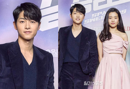 Song Joong Ki kề cận "bản sao Song Hye Kyo" tại họp báo bom tấn: Nhìn xa quá bảnh, zoom gần lộ luôn dấu hiệu lão hóa