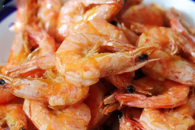 Tôm hấp mãi cũng chán, đem rang đơn giản thế này lại ngon hết sức