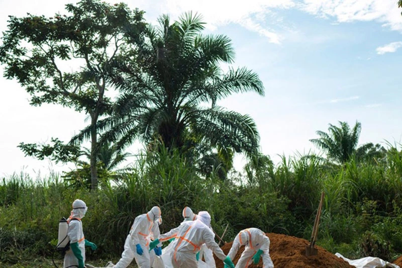 Ảnh: Một nạn nhân Ebola được chôn cất ở Beni, Congo, vào năm 2019. Ảnh  Jerome Delay / AP