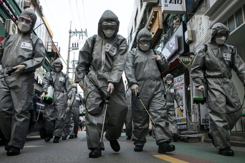 Ảnh: Các binh sĩ Hàn Quốc được lệnh khử trùng Seoul, Hàn Quốc, khi virus corona lây lan, ngày 4 tháng 3 năm 2020.  Woohae Cho / Getty Images