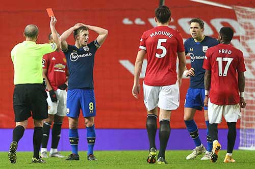 Martial tiết lộ không bị Bednarek phạm lỗi, Southampton không đáng bị thổi 11m