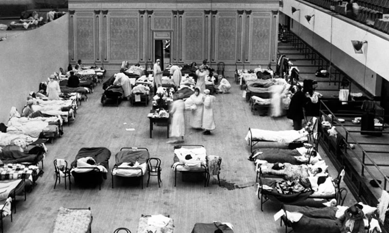 Ảnh: Khán phòng thành phố ở Oakland, California, đã được chuyển đổi thành một bệnh viện tạm thời, với các y tá tình nguyện từ Hội Chữ thập đỏ Hoa Kỳ, trong đại dịch cúm Tây Ban Nha năm 1918.  Underwood Archives / Getty Images