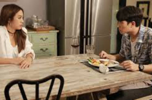 Chồng yêu cầu giảm tiền biếu Tết bố mẹ hai bên nhưng lại để lộ 1 khoản "chi khủng" mờ ám, song pha xử lý của vợ mới thật sự khiến anh "trở tay không kịp"