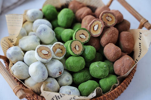 Cách làm táo đỏ bọc hạnh nhân bùi ngon lạ miệng cho dịp Tết