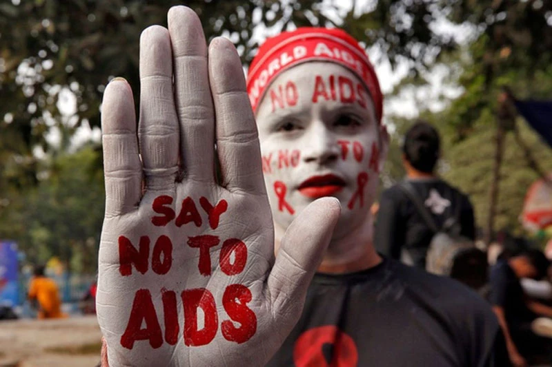 Ảnh: Một người đàn ông biểu tình trong chiến dịch nâng cao nhận thức về HIV trước Ngày Thế giới phòng chống AIDS ở Calcutta, Ấn Độ.  Reuters