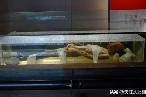 Bật nắp quan tài 2.000 tuổi: Xác ướp có hành động lạ như người sống khiến đội khảo cổ kinh hãi