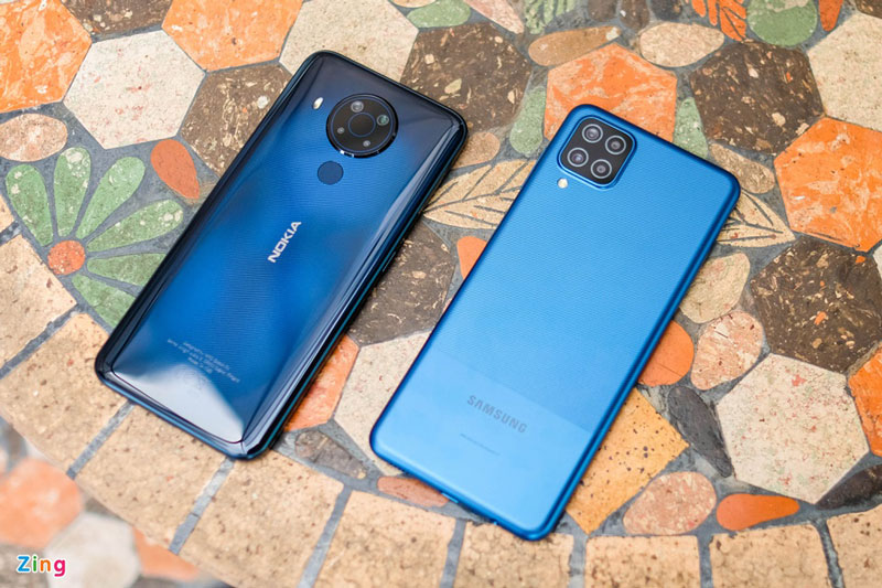 So sánh Samsung Galaxy A12 với Nokia 5.4: Chọn smartphone giá rẻ nào chơi Tết?