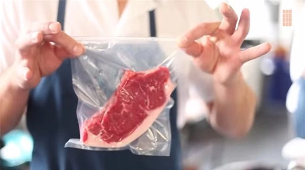 Nên cho thịt vào túi rồi hút chân không trước khi cho vào tủ lạnh