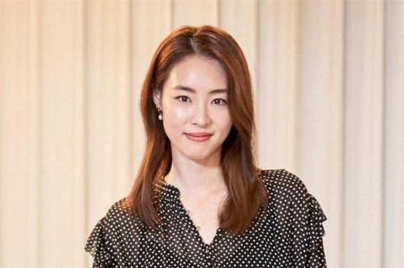 &quot;Mối tình đầu của Hyun Bin&quot; Lee Yeon Hee lần đầu tiết lộ về ông xã sau hơn nửa năm kết hôn - Ảnh 1.