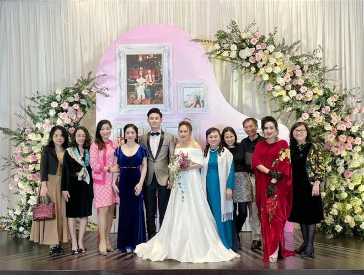 Ngày 25/1, Thiện Thanh - con gái đầu lòng của diva Thanh Lam và nhạc sĩ Quốc Trung - tổ chức hôn lễ tại Hà Nội. Một số tấm ảnh cưới được bạn bè của cô chia sẻ trên trang cá nhân.