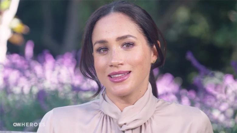 Sau khi đổ hết mọi tội lỗi lên Hoàng gia Anh về giấy khai sinh của bé Archie, Meghan Markle muối mặt khi bị tố nói dối - Ảnh 1.