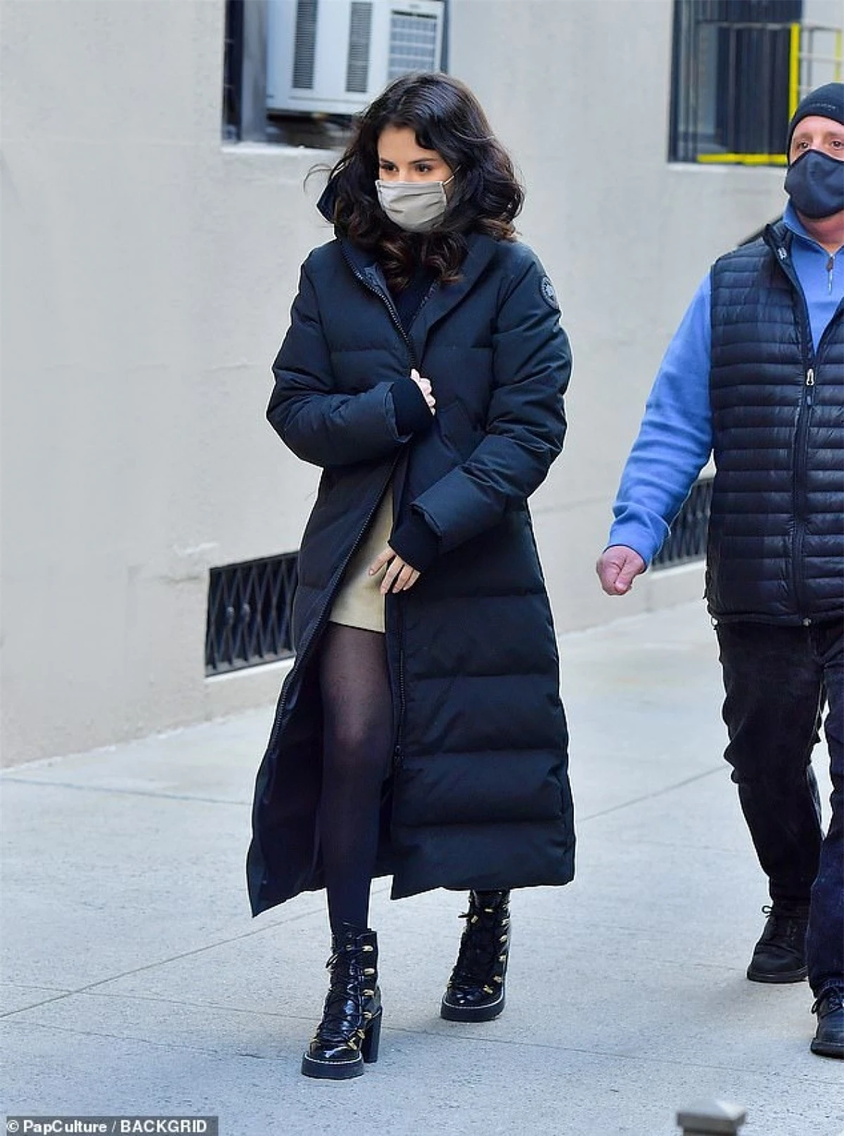 Selena Gomez gây chú ý khi xuất hiện trên phim trường "Hulu's Only Murders in the Building" ở New York.