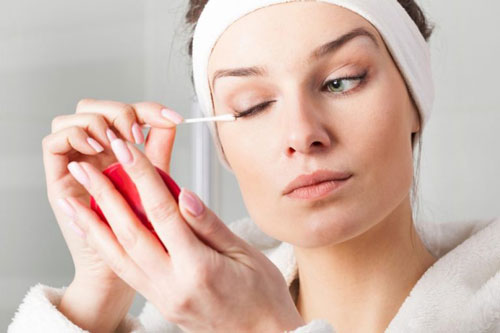 Tăm bông - vật dụng hỗ trợ chị em làm đẹp