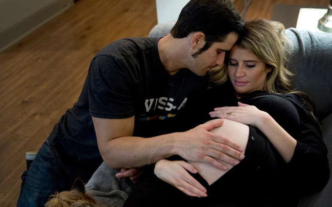 Ca mổ kỳ quái: Lấy tử cung ra khỏi mẹ, bơm căng để mổ cho thai nhi