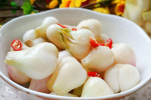 Những người không nên ăn dưa hành muối ngày Tết