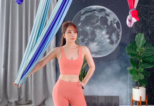 Quỳnh Nga lại tung ảnh gợi cảm khoe cơ bụng săn chắc