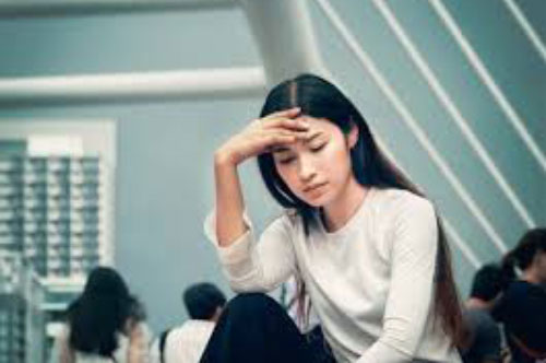 Chị dâu đưa anh trai tôi cùng 2 túi quần áo đến trước cổng nhà tôi và nói một câu sốc óc lúc nửa đêm