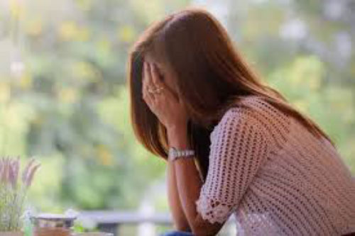 Cầm tiền thưởng Tết của chồng trên tay mà tôi khóc dở mếu dở