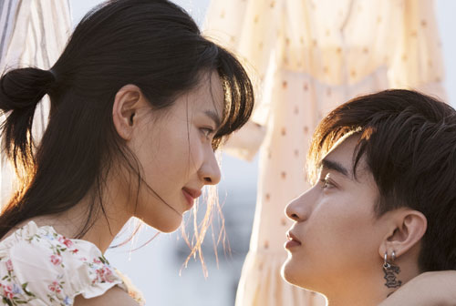 Chi Dân không sợ người yêu ghen khi tình tứ cùng bạn diễn