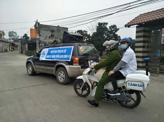 Tuyên truyền để người dân thực hiện tốt quy định cách ly. Ảnh: Thông tin Chính phủ.