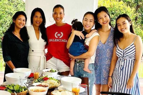 Hoàng Oanh hội ngộ Thu Minh và hội bạn tại biệt thự của Bằng Lăng ở Singapore, "thế lực nhí" Max chiếm trọn spotlight