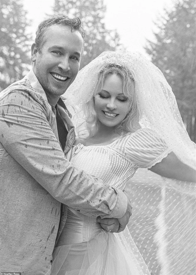 'Biểu tượng gợi cảm' Pamela Anderson kết hôn lần 6 ở tuổi 54 - ảnh 1