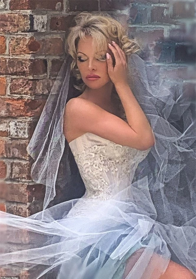 'Biểu tượng gợi cảm' Pamela Anderson kết hôn lần 6 ở tuổi 54 - ảnh 5