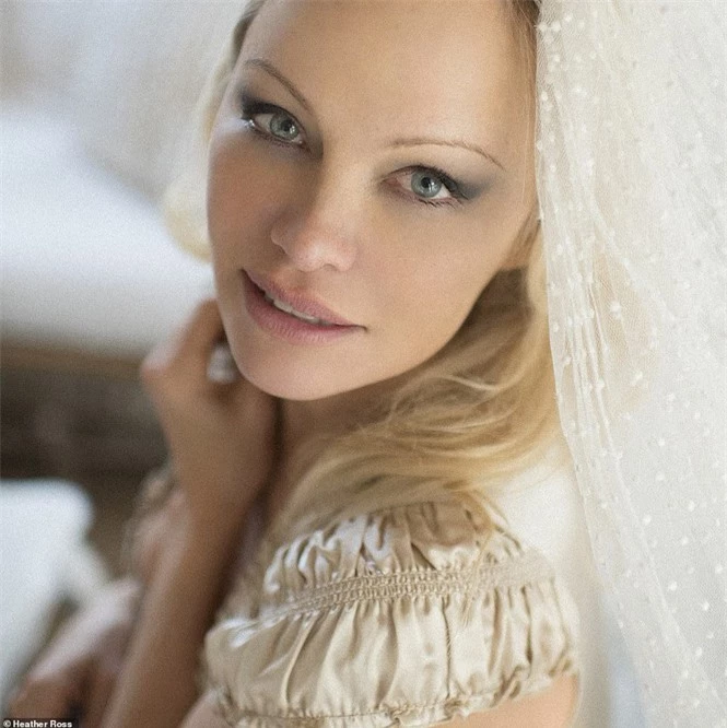 'Biểu tượng gợi cảm' Pamela Anderson kết hôn lần 6 ở tuổi 54 - ảnh 7