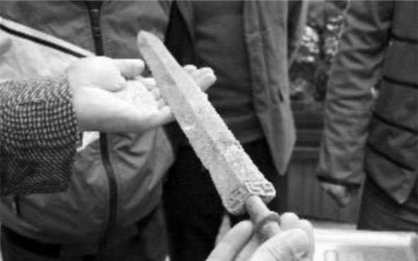 Đám trẻ phát hiện con dao rỉ sét, đem bán cho cửa hàng phế liệu - Khi đội khảo cổ tìm đến, họ đã đào tung cả ngọn đồi - Ảnh 1.