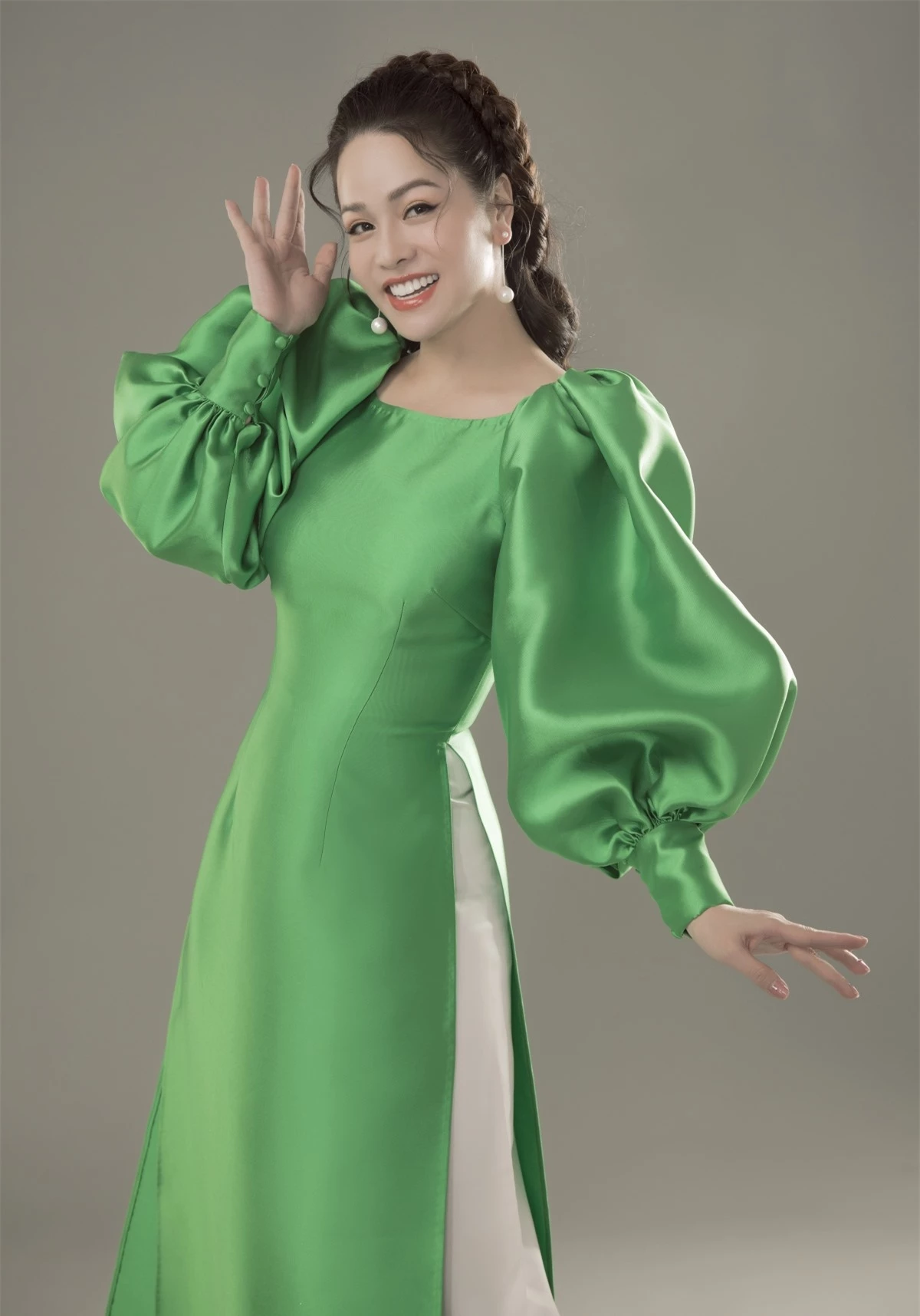 Nhật Kim Anh vừa hé lộ những hình ảnh trẻ trung trong tà áo dài cách tân đơn sắc của nhà thiết kế Thuỷ Nguyễn.