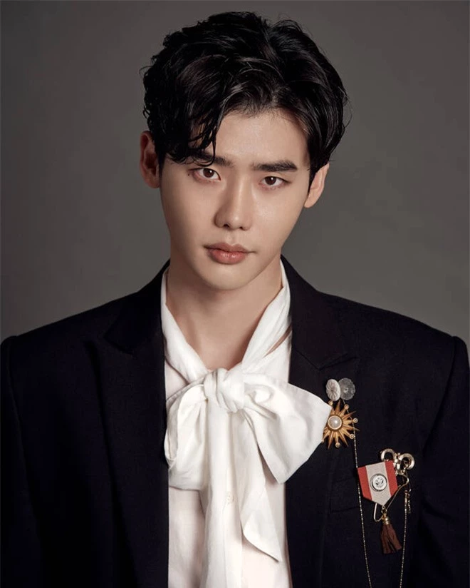 Sau Sehun, tới lượt bạn trai tin đồn của Trịnh Sảng Lee Jong Suk khiến dân tình choáng nặng vì hình ảnh lạ hoắc - Ảnh 4.