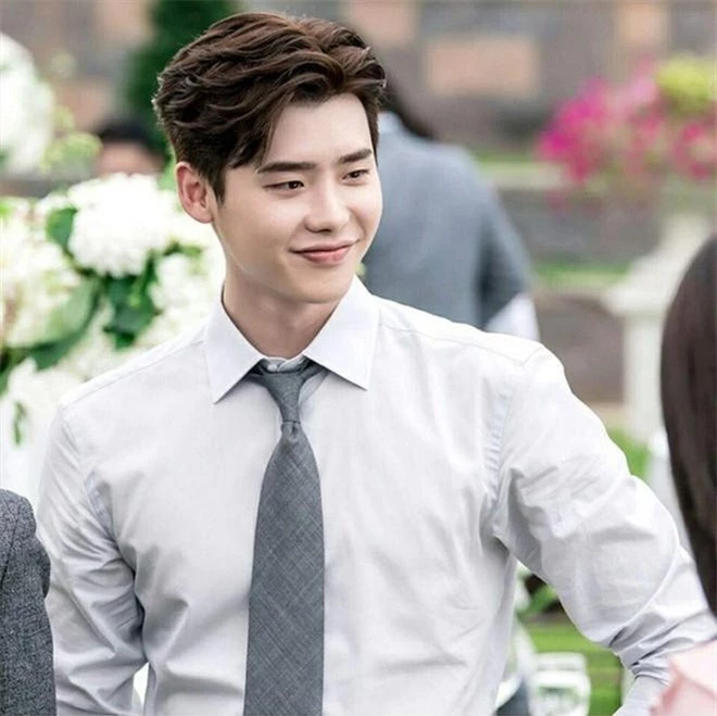 Sau Sehun, tới lượt bạn trai tin đồn của Trịnh Sảng Lee Jong Suk khiến dân tình choáng nặng vì hình ảnh lạ hoắc - Ảnh 6.