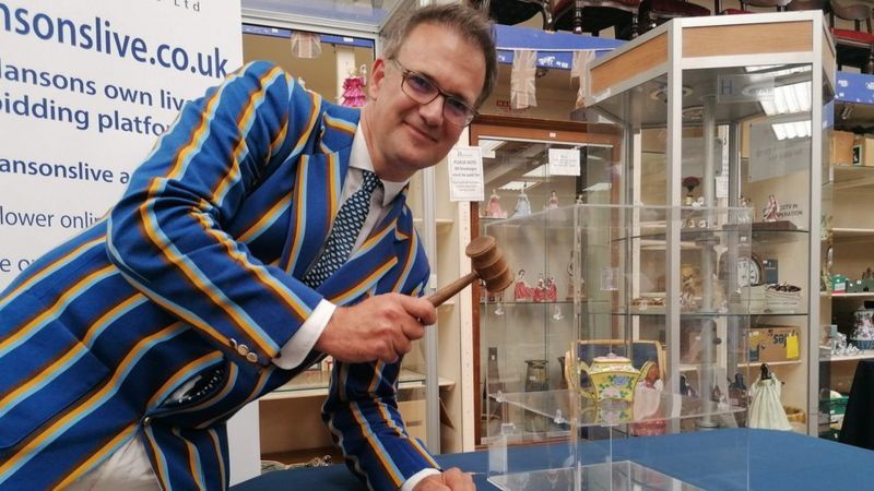 Bình uống trà bé xíu của vua Càn Long có giá gần 12 tỷ