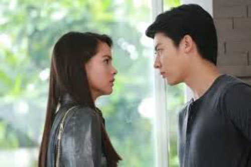 Đi mua sắm quần áo Tết cho con, chồng mau lẹ bảo tôi thanh toán cả cho người yêu cũ của anh