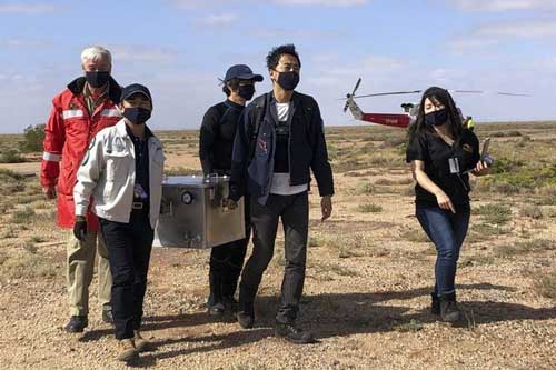 Tàu vũ trụ Nhật chở vật thể ngoài hành tinh hạ cánh an toàn