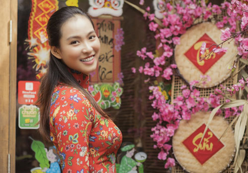 Vương Thu Phương cùng mẹ gói bánh chưng ngày Tết