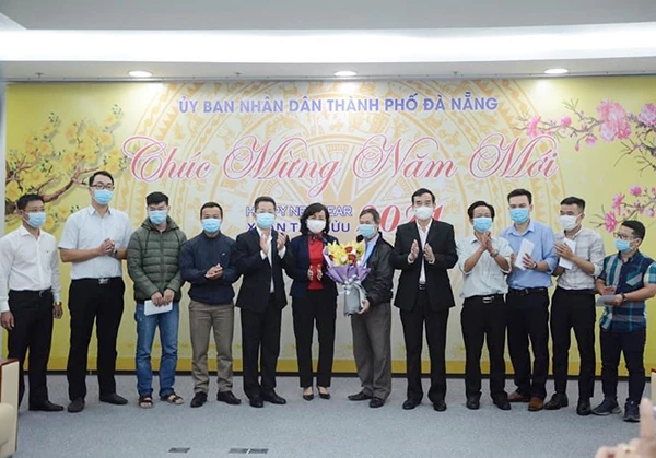 Lãnh đạo TP và Sở Y tế Đà Nẵng tặng hoa, chúc đoàn y tế lên hỗ trợ tỉnh Gia Lai truy vết phòng, chống dịch COVID-19 đạt nhiều kết quả