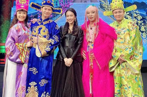 Diệu Nhi "lên đồ" điệu đà bên dàn sao ở hậu trường Táo Quân tiền truyện 2021, nhìn xuống đôi chân mà ngã ngửa