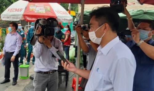Phó Chủ tịch tỉnh Bình Dương livestream hứa với người dân vùng phong toả sẽ sớm dập dịch