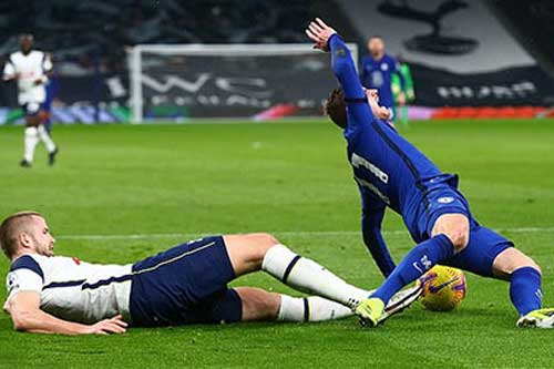 Fan Tottenham thi nhau chỉ trích tội đồ khiến đội nhà để thua Chelsea