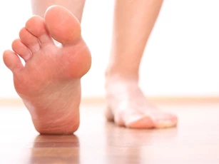 4 dấu hiệu dễ thấy ở bàn chân cảnh báo gan đang yếu