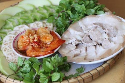 Nên luộc thịt bằng nước nóng hay nước lạnh?