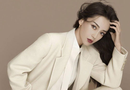 Làm diễn viên bị chê tới bến, Angelababy nhận về nhiều lời mỉa mai khi quay sang mở công ty đào tạo nghệ sĩ