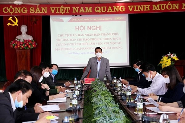 Chủ tịch UBND thành phố Nguyễn Văn Tùng kết luận tại cuộc họp.