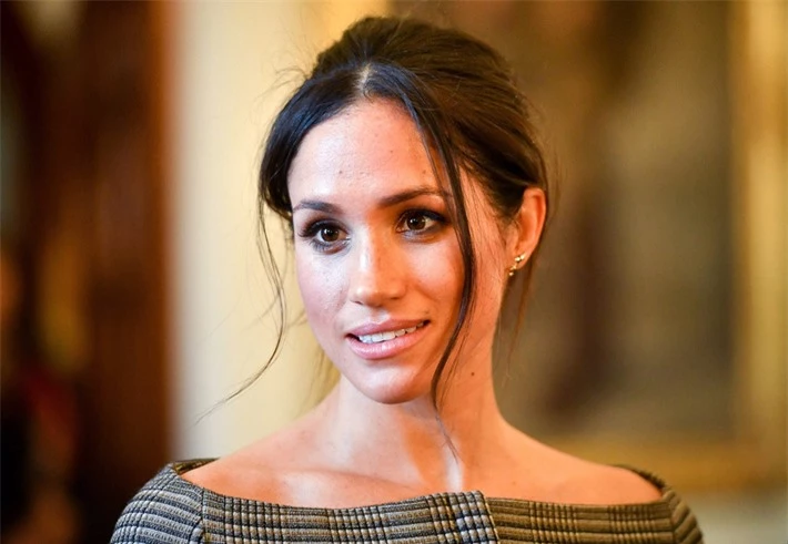 Công nương Kate lại được khen ngày càng nhuận sắc trong khi Meghan Markle khẳng định không sợ cuốn sách khui hết bí mật xấu của chị gái - Ảnh 3.