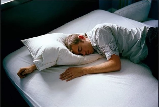 Làm việc và ngủ quá nhiều: Nguy cơ đột quỵ đều cao?