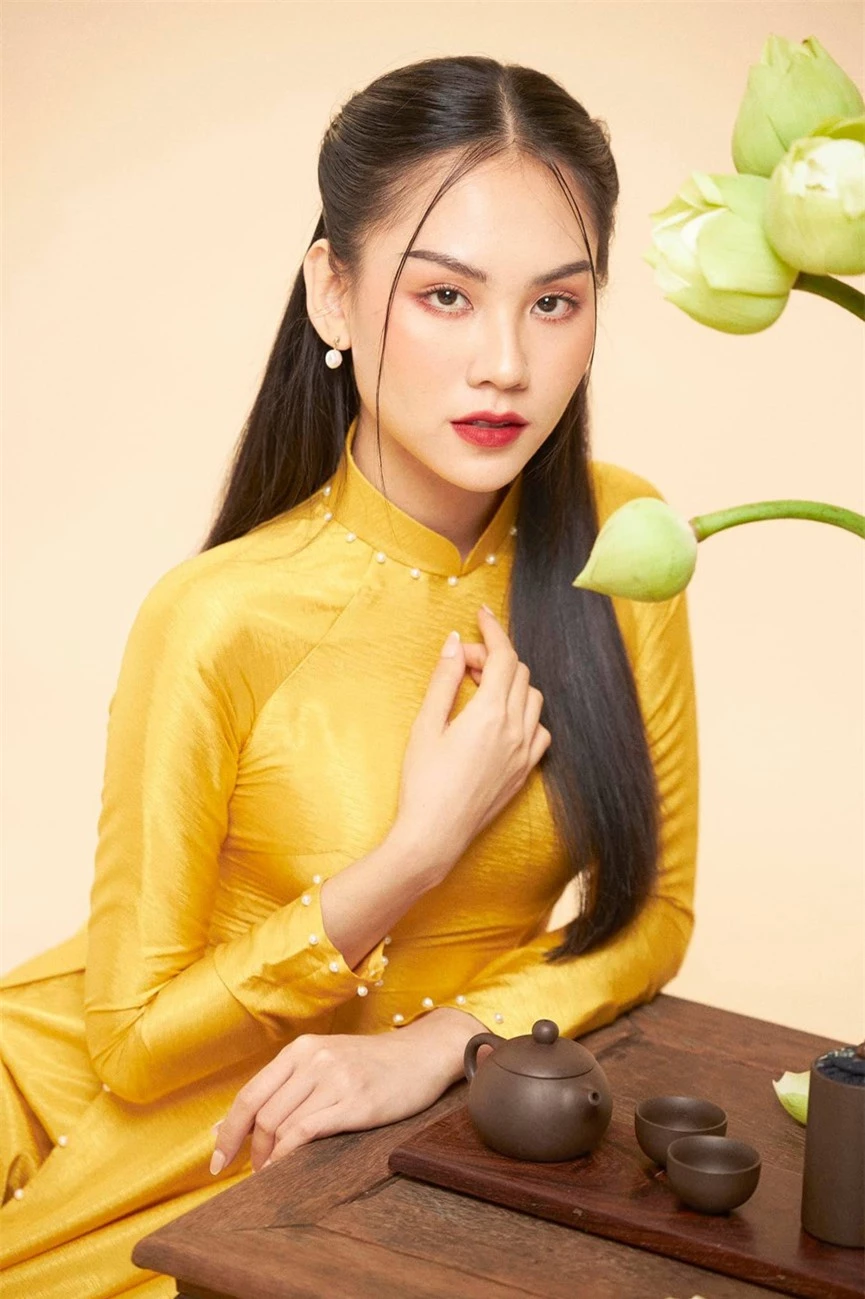 Người đẹp Nhân ái Huỳnh Nguyễn Mai Phương mặc áo dài chụp ảnh bên hoa sen đẹp như tranh - ảnh 2
