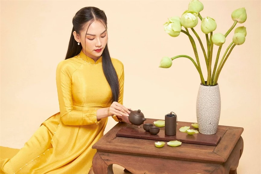 Người đẹp Nhân ái Huỳnh Nguyễn Mai Phương mặc áo dài chụp ảnh bên hoa sen đẹp như tranh - ảnh 5