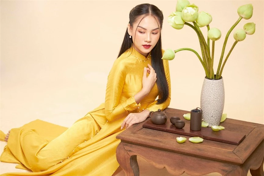 Người đẹp Nhân ái Huỳnh Nguyễn Mai Phương mặc áo dài chụp ảnh bên hoa sen đẹp như tranh - ảnh 7